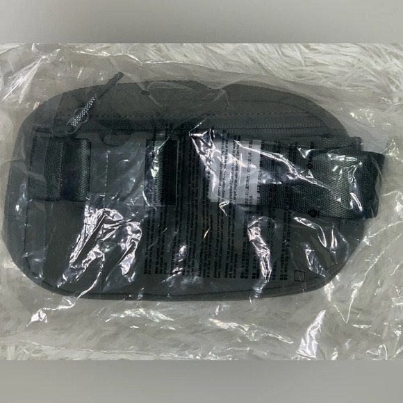 Lululemon Athletica Everywhere belt bag 1L, Grey Sage, SOLD OUT ONLINE - Picture 5 of 13